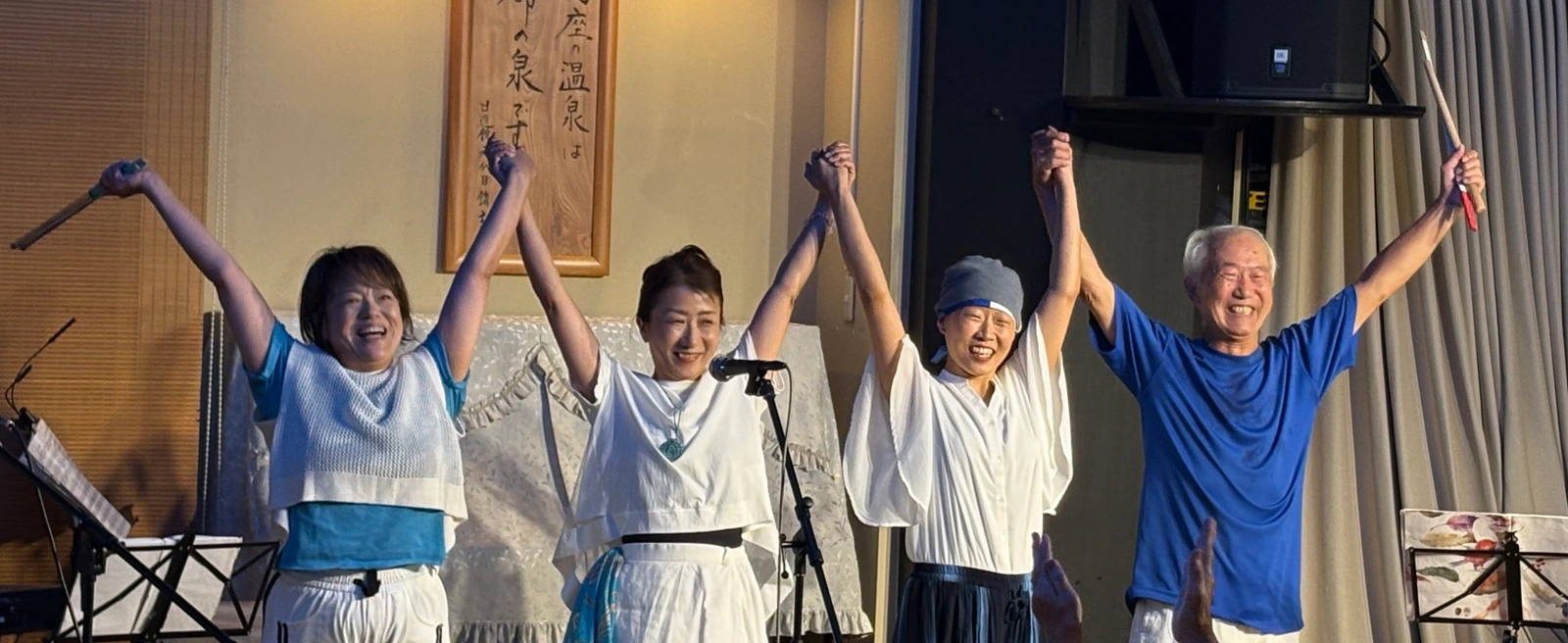 演奏会場で挨拶をする4人
