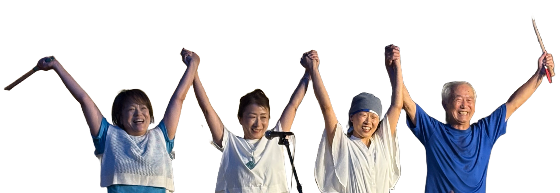 4人が手をつないで挨拶をする様子