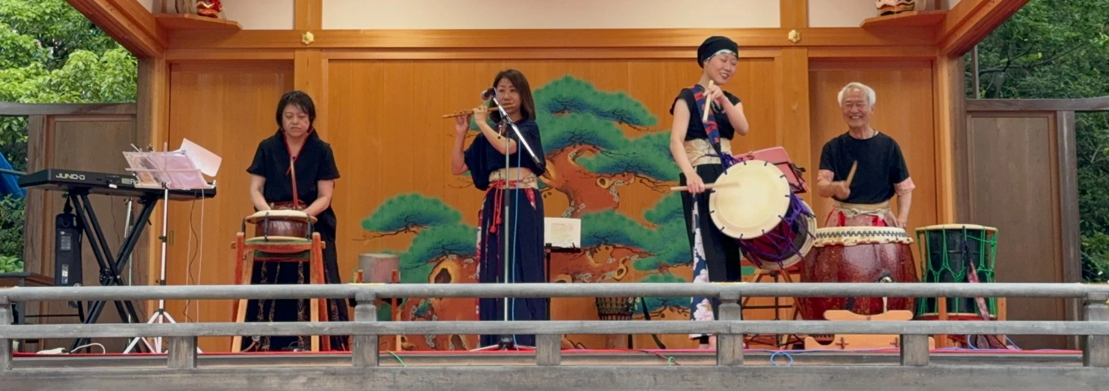舞台で演奏するWith-Uの4人